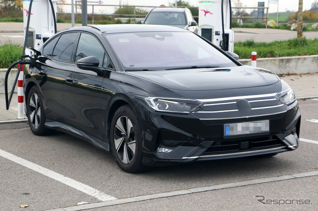『ID.7』と予想されるVWの新型EVセダンのプロトタイプ（スクープ写真）