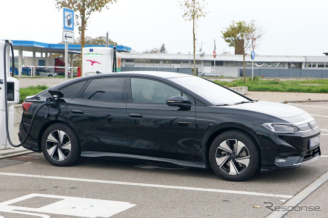 『ID.7』と予想されるVWの新型EVセダンのプロトタイプ（スクープ写真）