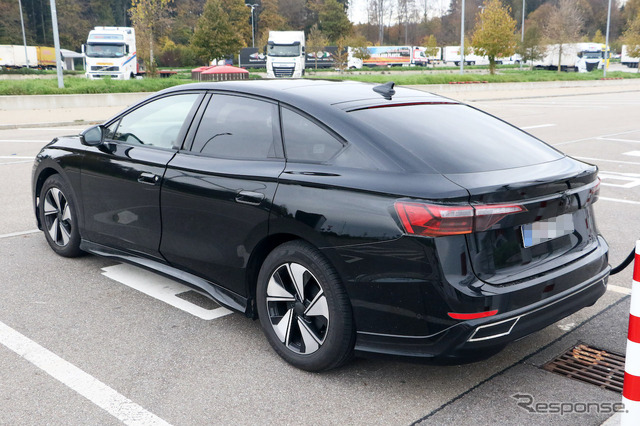 『ID.7』と予想されるVWの新型EVセダンのプロトタイプ（スクープ写真）
