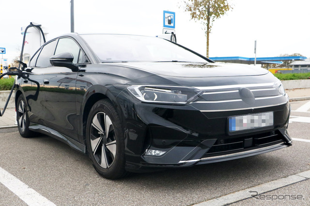 『ID.7』と予想されるVWの新型EVセダンのプロトタイプ（スクープ写真）