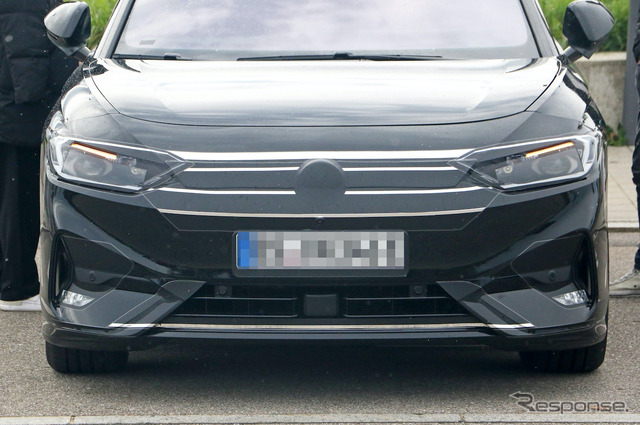 『ID.7』と予想されるVWの新型EVセダンのプロトタイプ（スクープ写真）