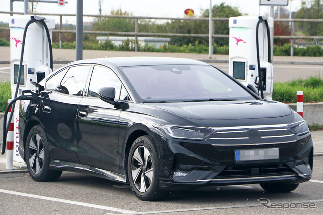 『ID.7』と予想されるVWの新型EVセダンのプロトタイプ（スクープ写真）