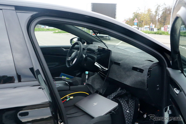 『ID.7』と予想されるVWの新型EVセダンのプロトタイプ（スクープ写真）