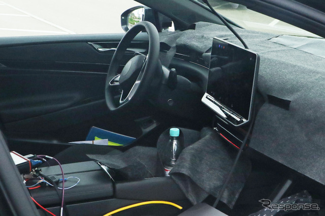 『ID.7』と予想されるVWの新型EVセダンのプロトタイプ（スクープ写真）