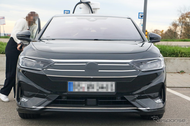 『ID.7』と予想されるVWの新型EVセダンのプロトタイプ（スクープ写真）