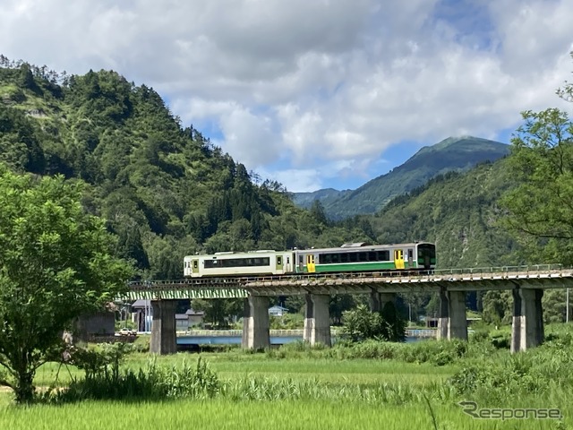 只見線の現行車両、キハE120(右)とキハ110(左)による2両編成。
