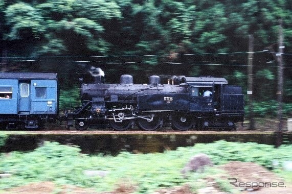 C10 8が逆機で牽く大井川鐵道のSL列車。再開に合わせて、機関車直後の車両の席を確約する特別プランを11月19日から大井川鐵道のウェブサイトで受け付ける。実施日は12月16~19・23~31日、2023年1月1~3・6~9日で、旅行代金は6500円(1人で参加する場合)。