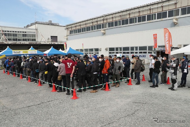 物販ブースにできた長蛇の列