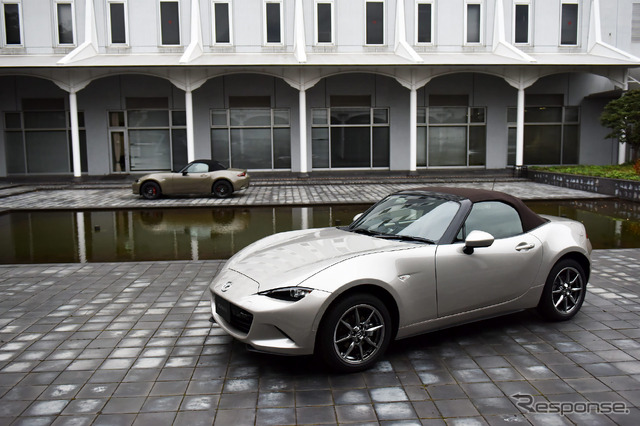 マツダ ロードスターの特別仕様車「Brown Top(ブラウントップ)」(手前)と新設定されたボディカラー「ジルコンサンドメタリック」(奥)