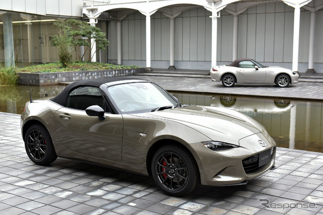 新設定されたボディカラー「ジルコンサンドメタリック」のマツダ ロードスター(手前)と特別仕様車「Brown Top(ブラウントップ)」(奥)