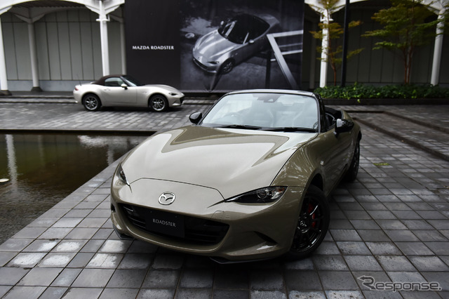 新設定されたボディカラー「ジルコンサンドメタリック」のマツダ ロードスター(手前)と特別仕様車「Brown Top(ブラウントップ)」(奥)