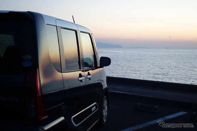 夕日の残照を当てると非常に精密なプレス面であることがわかる。軽自動車のコストでこれだけの板金加工を安定して行うのはすごい。