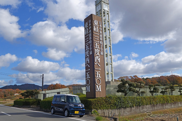 本標準子午線の案内塔(ただしそこは子午線ではないw)にて記念撮影。