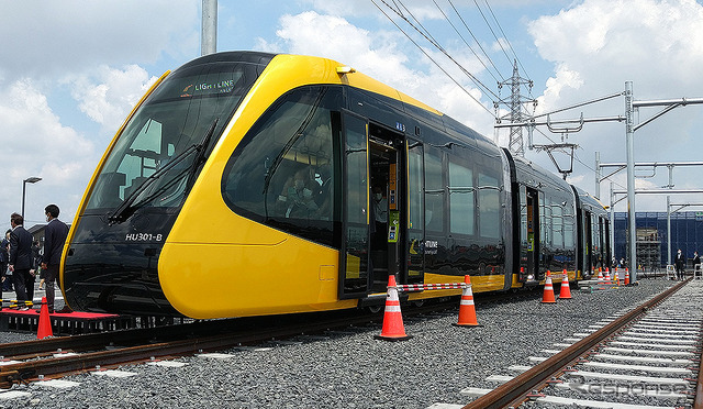 宇都宮ライトレールの超低床電車HU300形。脱線したのは306号車で、台車やモーターといった足回りへの影響は今後調査されるという。