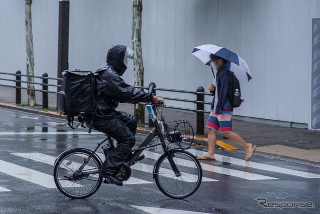 雨の日の自転車、カッパは傘より本当に安全なのか？意外な実験結果が明らかに（写真はイメージ）