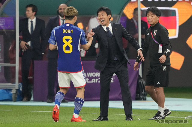 W杯、ドイツ対日本、チーム大会初得点を決めた#18堂安と祝福する森雄監督