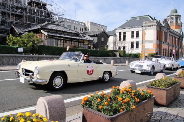 門司港駅に向かうメルセデス ベンツ 190SL