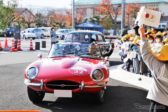 宇佐市役所に到着したジャガー Eタイプ