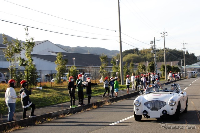 山香小学校の子供たちに見送られるオースチンヒーレー100