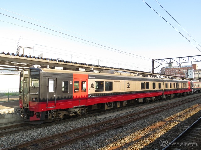 西洋モダンと会津塗りをモチーフにした『フルーティアふくしま』用719系700番台。クシ718-701+クモハ719-701からなる2両編成で、元は1989年に登場した交流専用の近郊型電車だった。