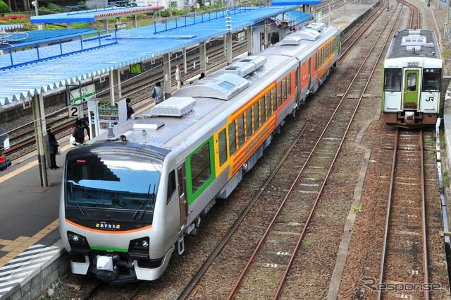 『SATONO（さとの）』に改造される試運転当時の『リゾートあすなろ』（左）。2010年10月18日、東北本線野辺地駅（当時）。