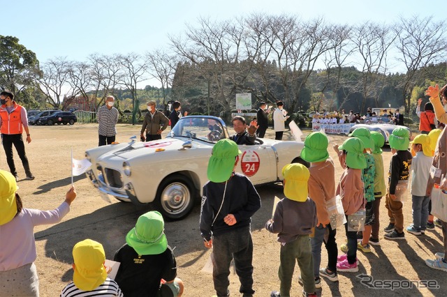 フィアット1100TVトランスフォマービレも山鹿市立平小城小学校の生徒たちに歓迎を受けた