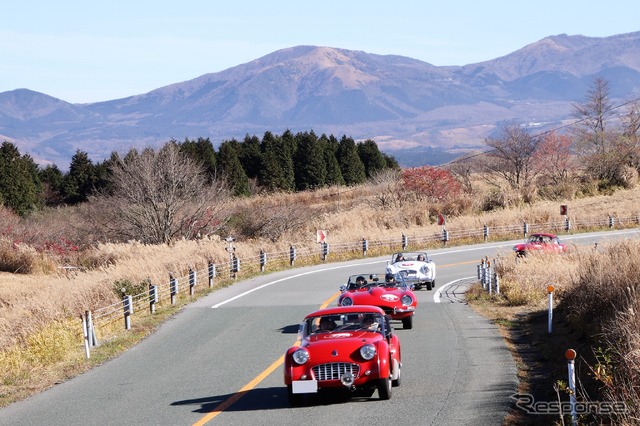 熊本県のミルクロードをいくトライアンフ TR2たち