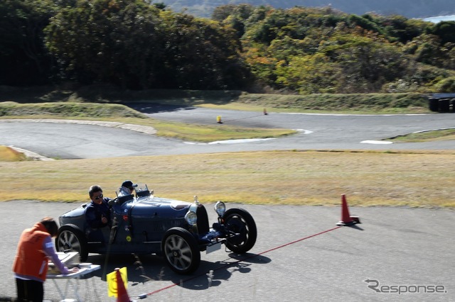 線踏み競技中のブガッティT37A。見事総合2位を獲得。