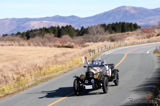 熊本県のミルクロードをいくベントレー スタンダード3リッター