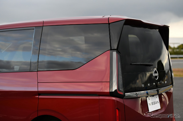 日産 セレナ 新型(e-POWER LUXION)