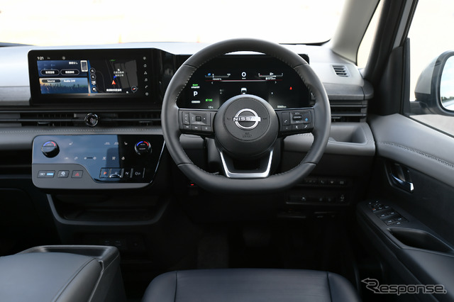 日産 セレナ 新型(e-POWER LUXION)