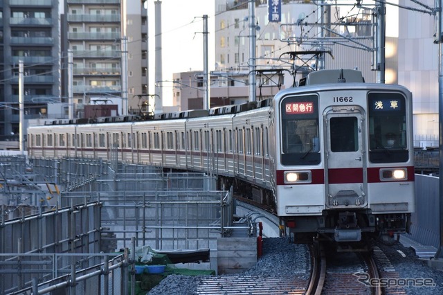 とうきょうスカイツリー駅上りホームに進入する区間急行。