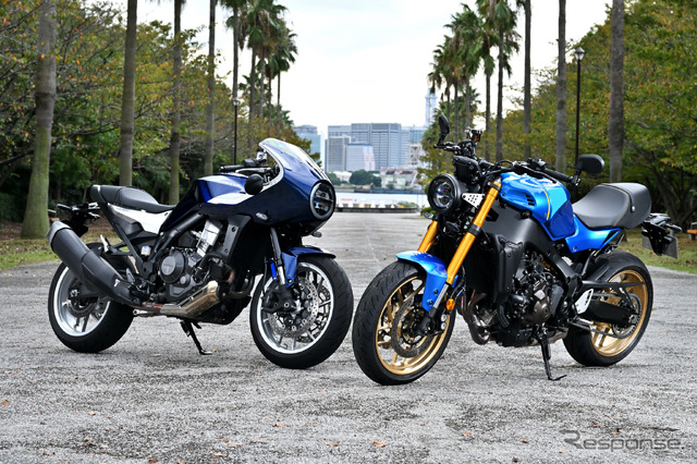 ホンダ ホーク11(左)とヤマハ XSR900(右)