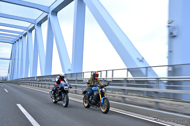 ホンダ ホーク11(左)とヤマハ XSR900(右)