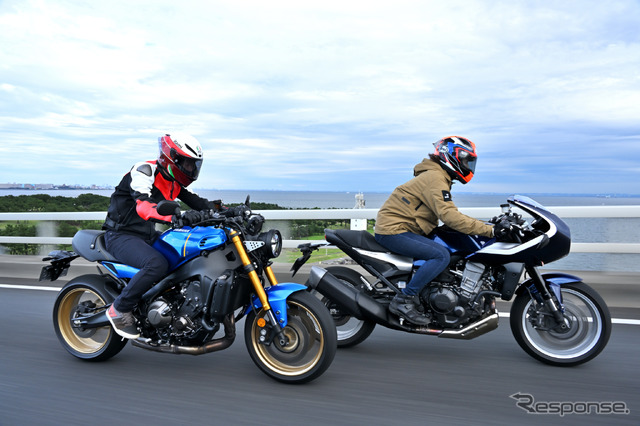 ヤマハ XSR900(左)とホンダ ホーク11(右)