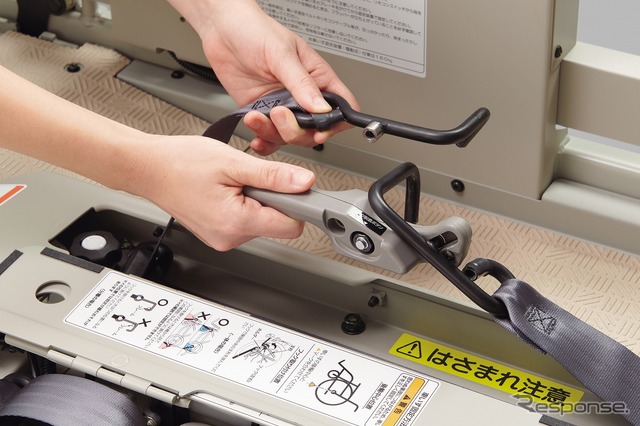 日産セレナ新型:セレナ新型 チェアキャブ リフタータイプ 車いす固定装置(電動式)フック分離使用時