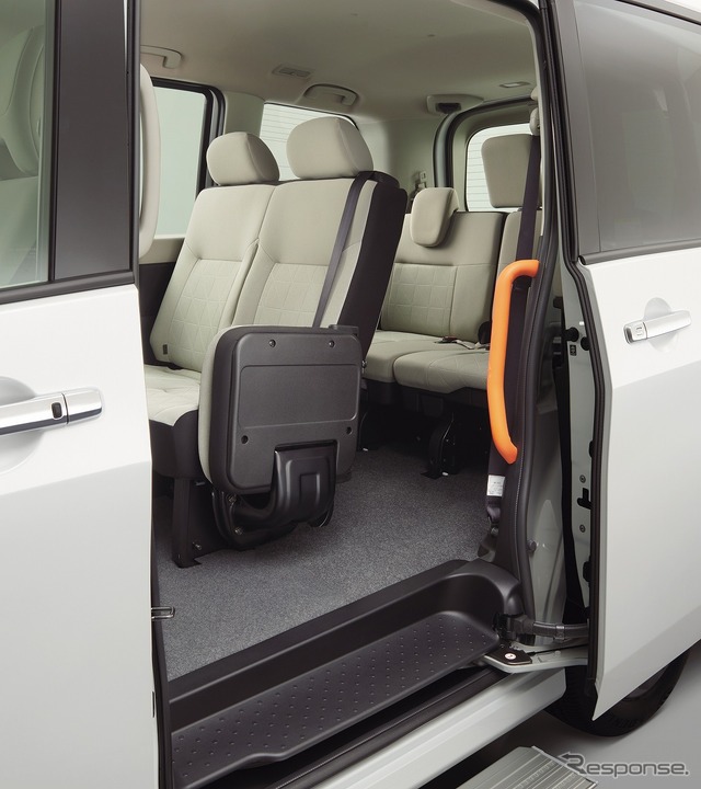 日産セレナ新型:送迎タイプ サードシートアクセス通路
