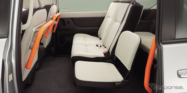 日産セレナ新型:送迎タイプ 専用セカンドシート(補助席付)