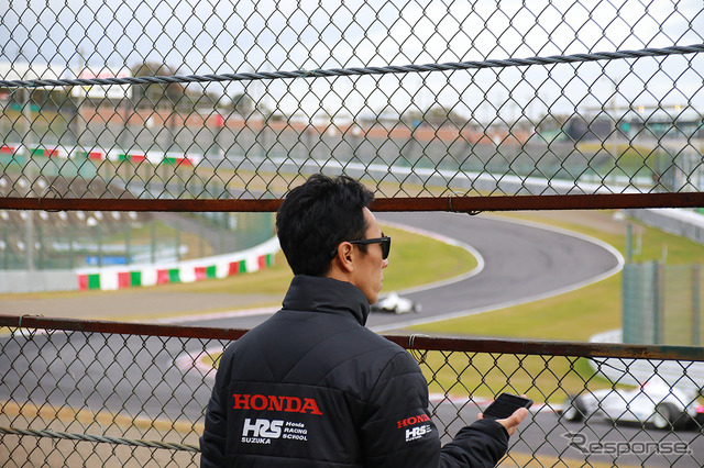受講生の走行を見守る佐藤琢磨プリンシパル