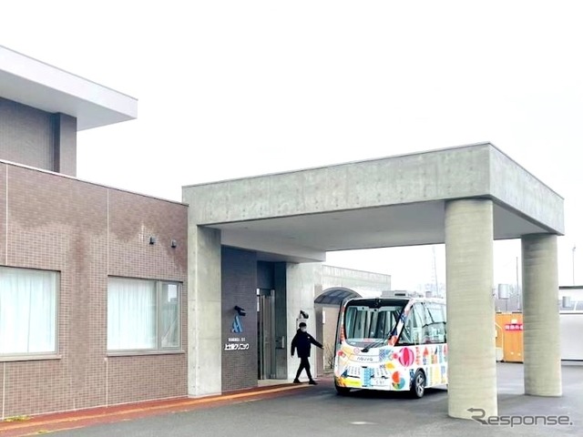 上士幌クリニック前に停車するナビヤ・アルマ