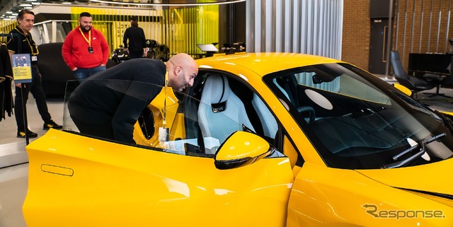 ロータスカーズが英国本社で新車を直接納車する新プログラム「ファクトリー・コレクション」を開始し最初の1台としてエミーラの発売記念モデル「V6ファーストエディション」を顧客に引き渡し