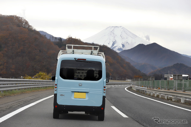 目的地に近づくと雪をまとった富士山が見えてきた