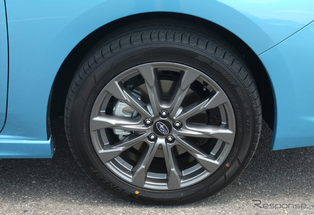 タイヤは215/50R17サイズのダンロップ「SPORT MAXX 050」。柔らかいタイヤではないが、サスペンションが微小な振動を吸収する性能に優れており、乗り心地は良好だった。