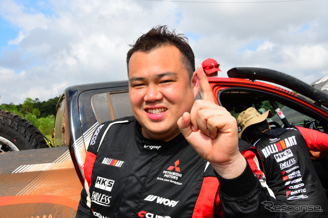 SS5終了後、勝利を確信したチャヤポンは、1をかざした