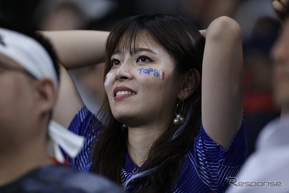 サッカーワールドカップ日本対クロアチア戦、日本の敗戦を悲しむファン
