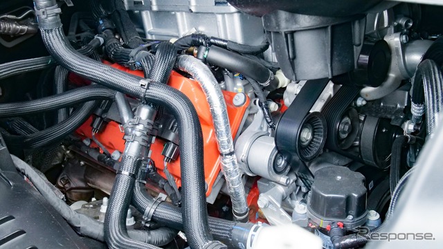 V8エンジンの右バンク。ヘッドが真っ赤に塗装されている