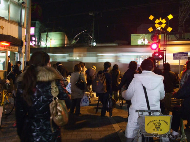 「開かずの踏切」対策実証実験が始まる…駅構内を迂回