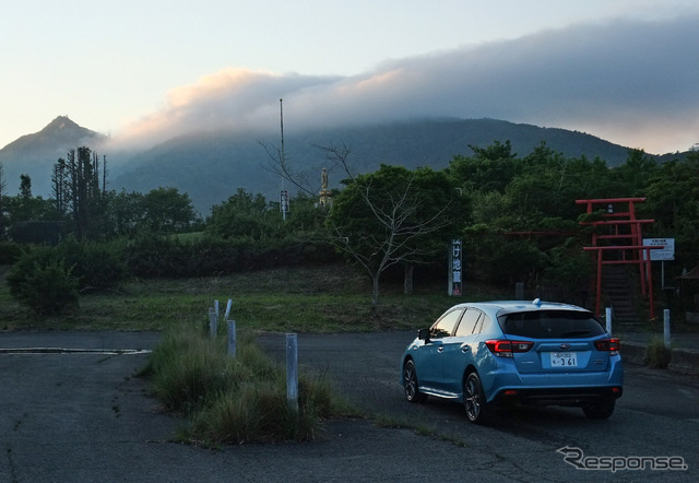 夕暮れの筑波山をバックに記念撮影。