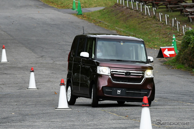 鋸歯（シェブロン）形状の実効空力デバイスを装着したホンダ N-BOX