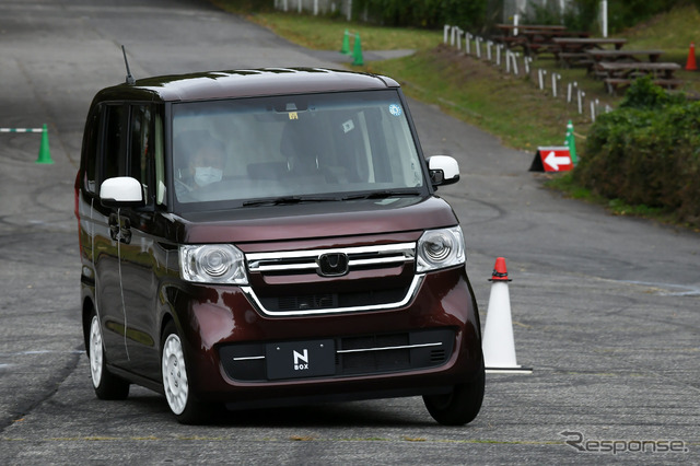 鋸歯（シェブロン）形状の実効空力デバイスを装着したホンダ N-BOX